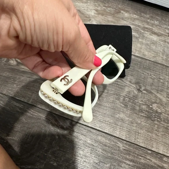 CHANEL white Cat Eye/Pearl Sunglasses - Picture 3 of 7